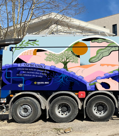 Aspiratrice Razel-Bec avec illustration Masalma en situation, détail de la machine sur chantier avec roues et visuel